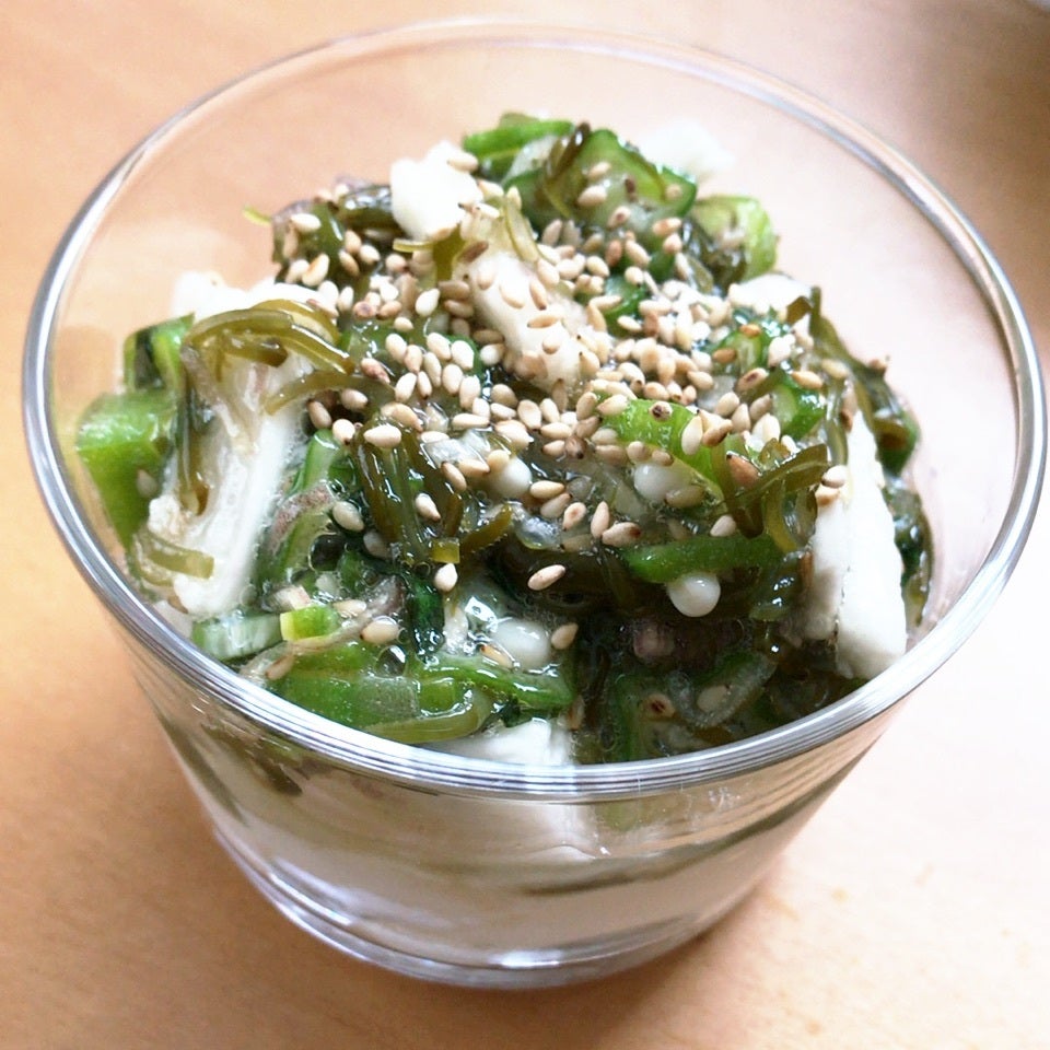 オクラとめかぶと長芋のネバネバサラダを豆腐に乗っけて
